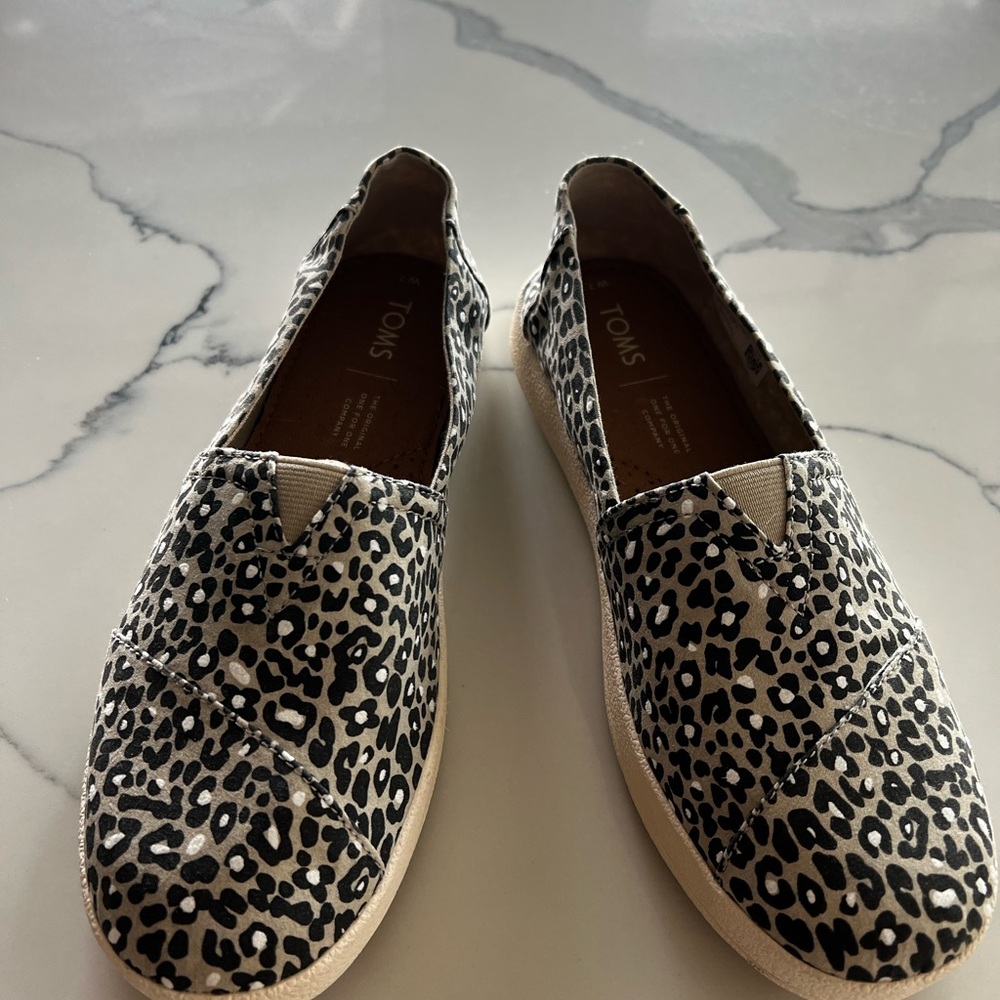 Toms leopard shoes in size 7M